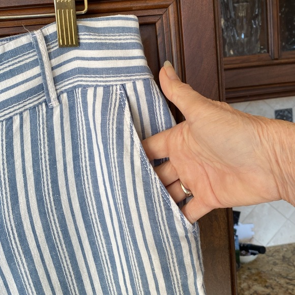 LOFT Cropped Pants - Picture 3 of 9